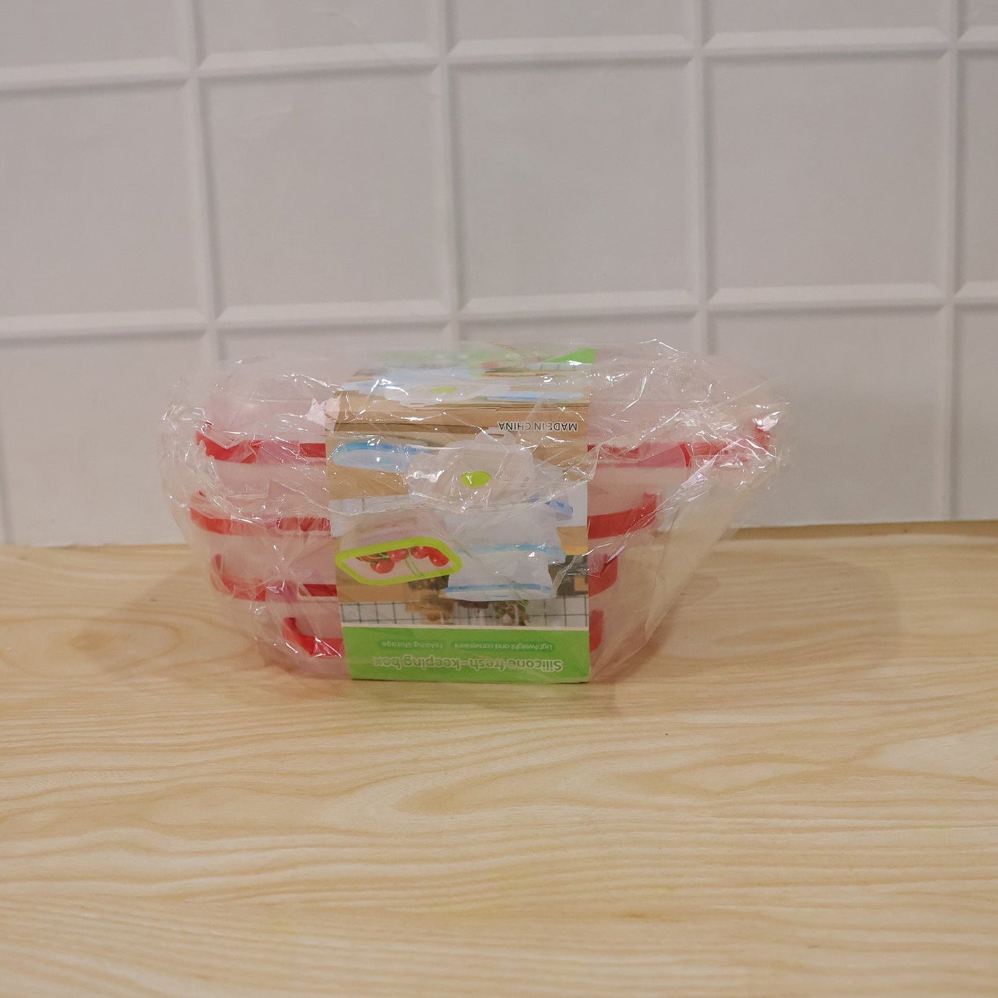 Daily use of collapsible food container in various settings