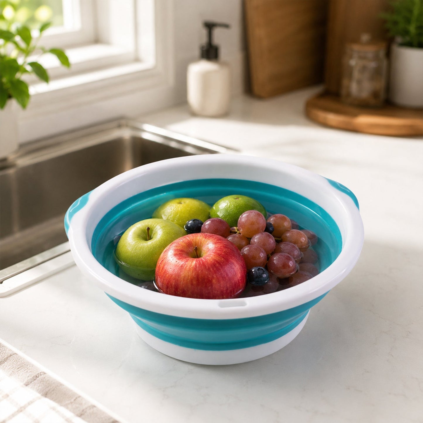Lightweight foldable storage basket in a compact size