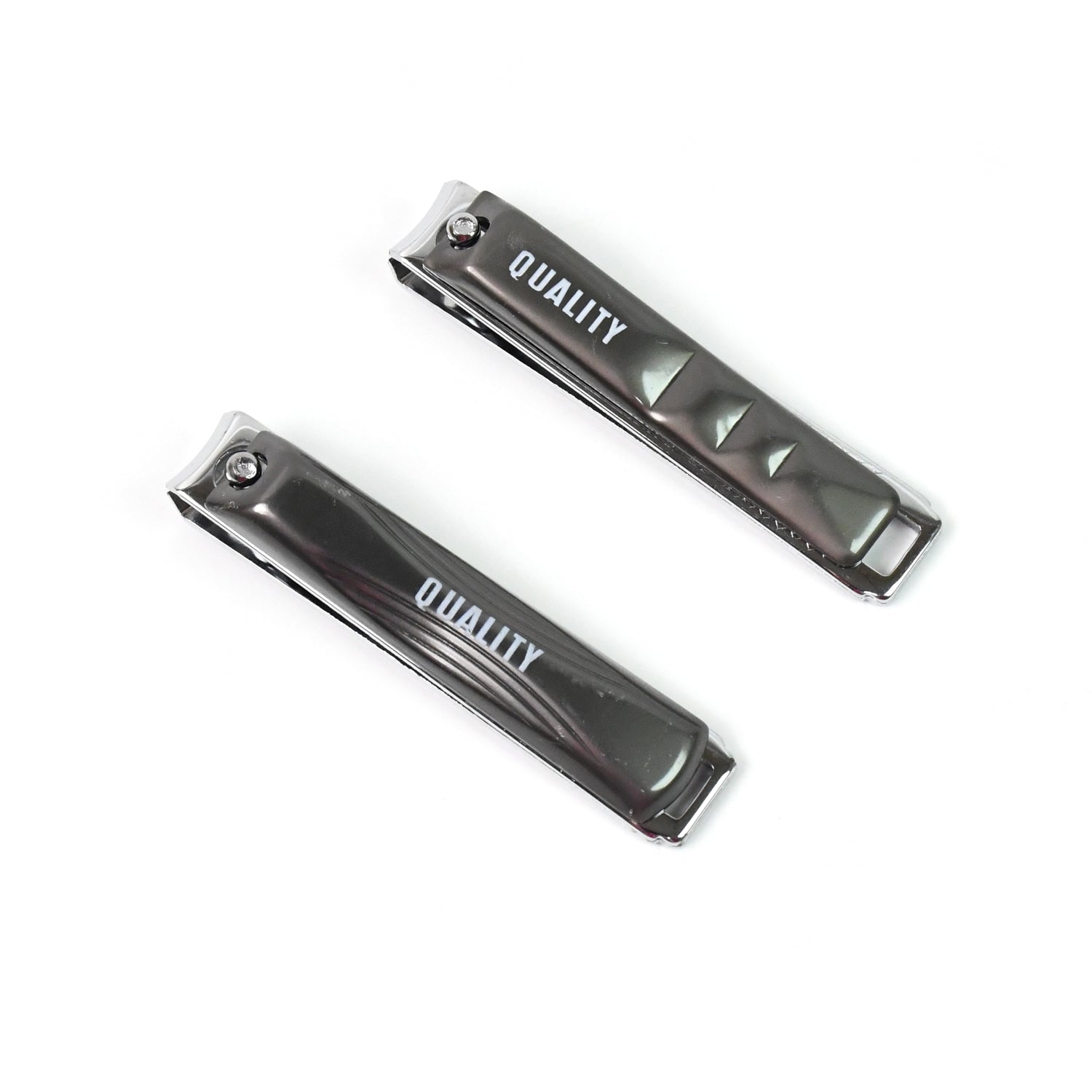 Nail clipper with anti-splash sharp cutting edges for safe use