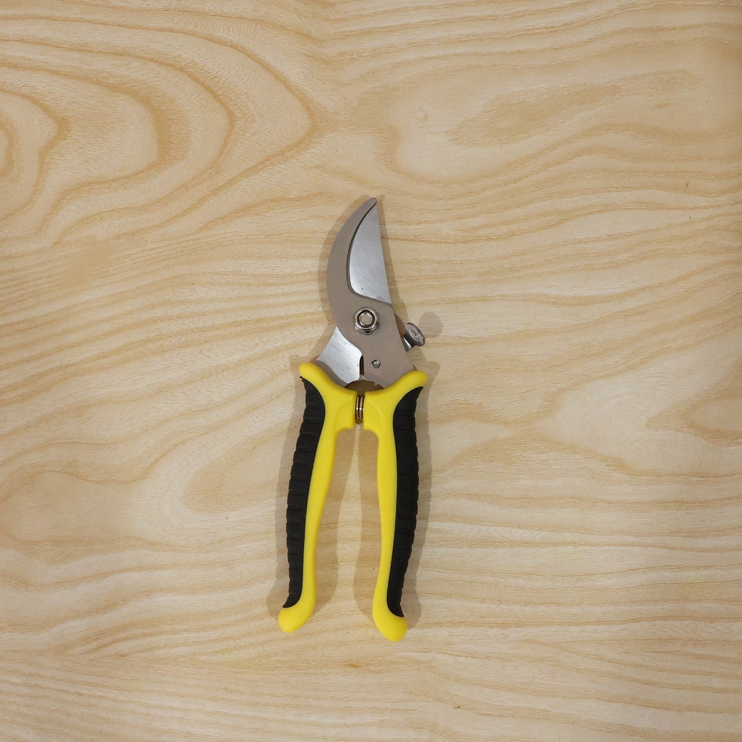 Garden shears packed for easy storage and daily gardening tasks