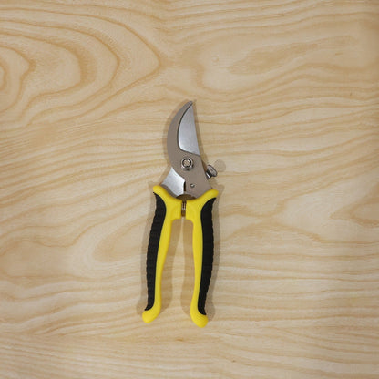 Garden shears packed for easy storage and daily gardening tasks