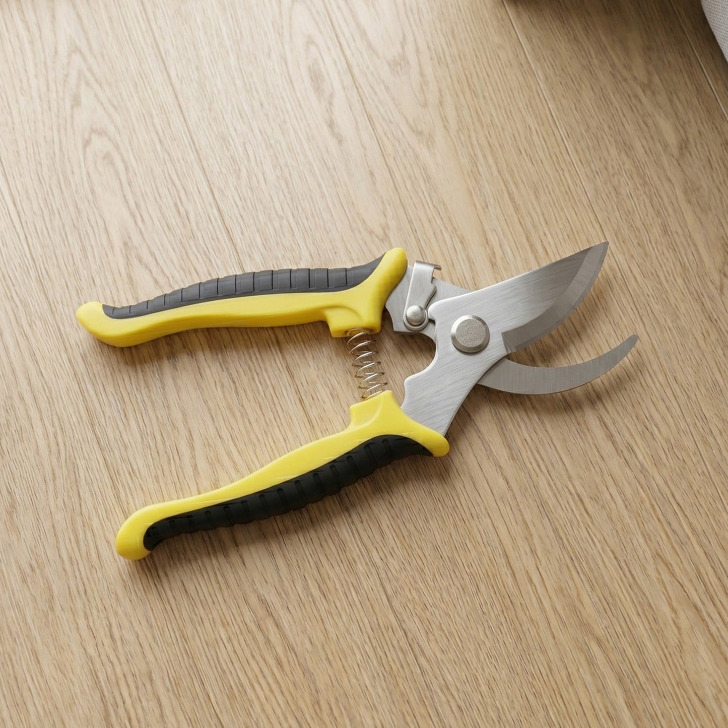 Ergonomic grip handle of pruning shears for comfortable gardening