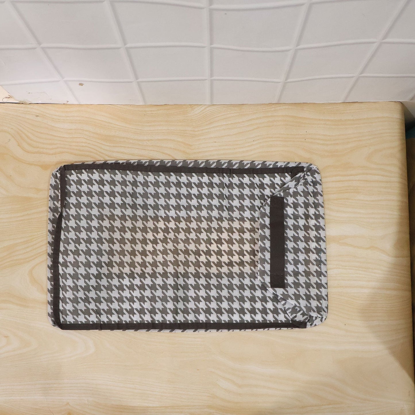 Design of foldable fabric storage basket with houndstooth pattern