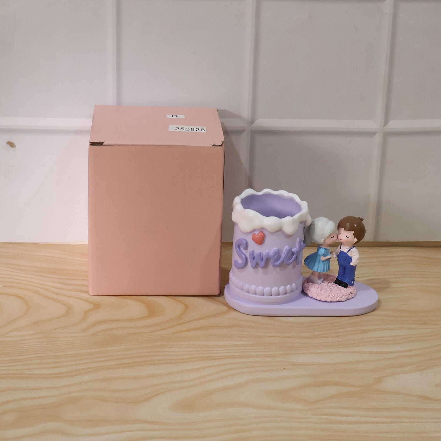 Packaging box of the adorable couple pen holder