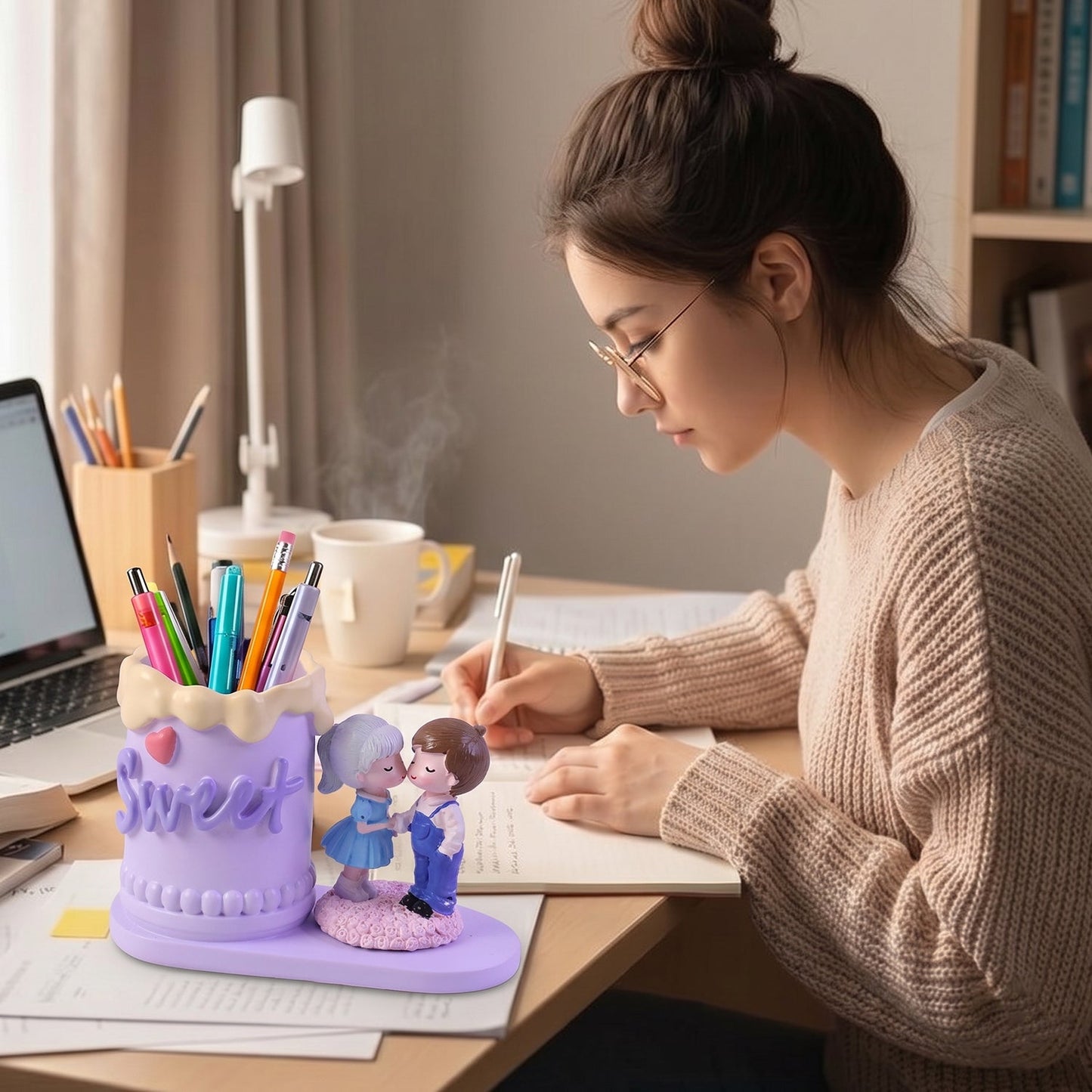Gift-ready resin couple pen holder