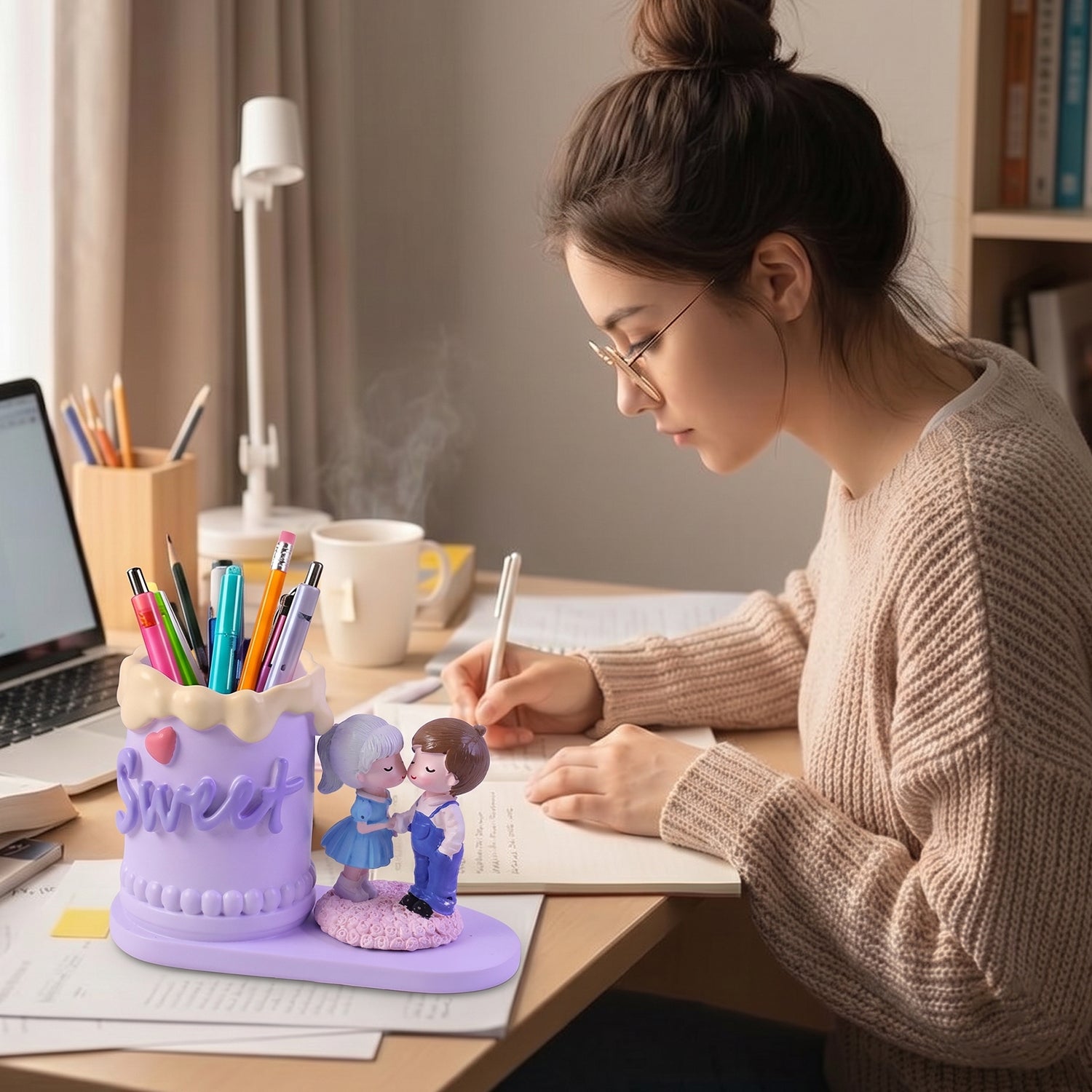 Gift-ready resin couple pen holder