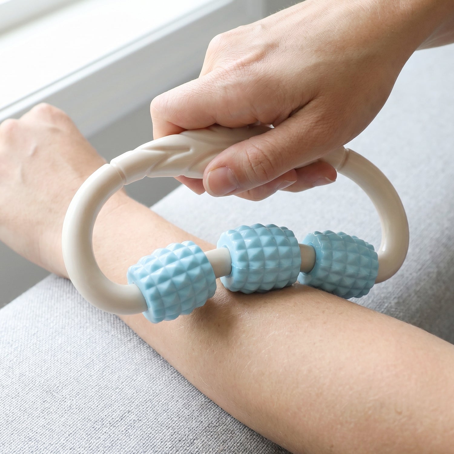 Use of muscle roller massager on arms and legs