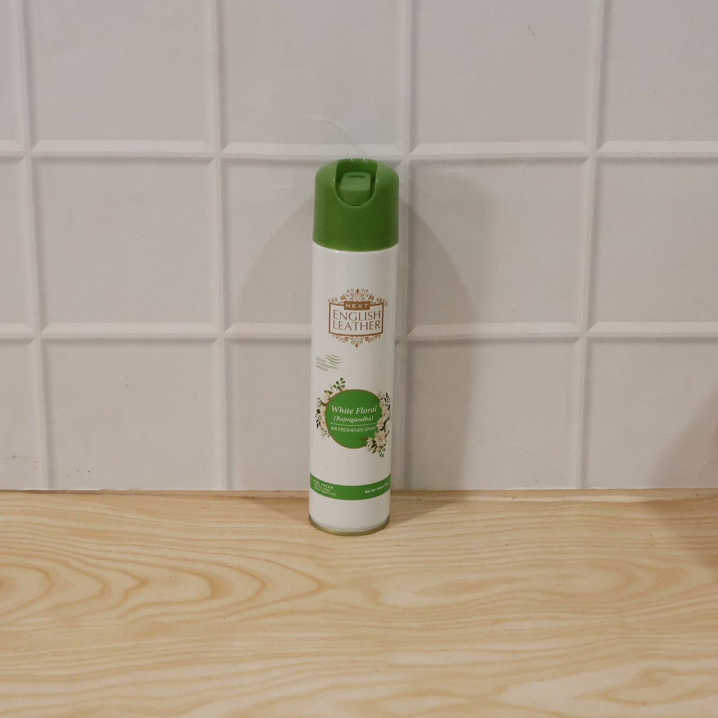 Daily use white floral freshener spray
