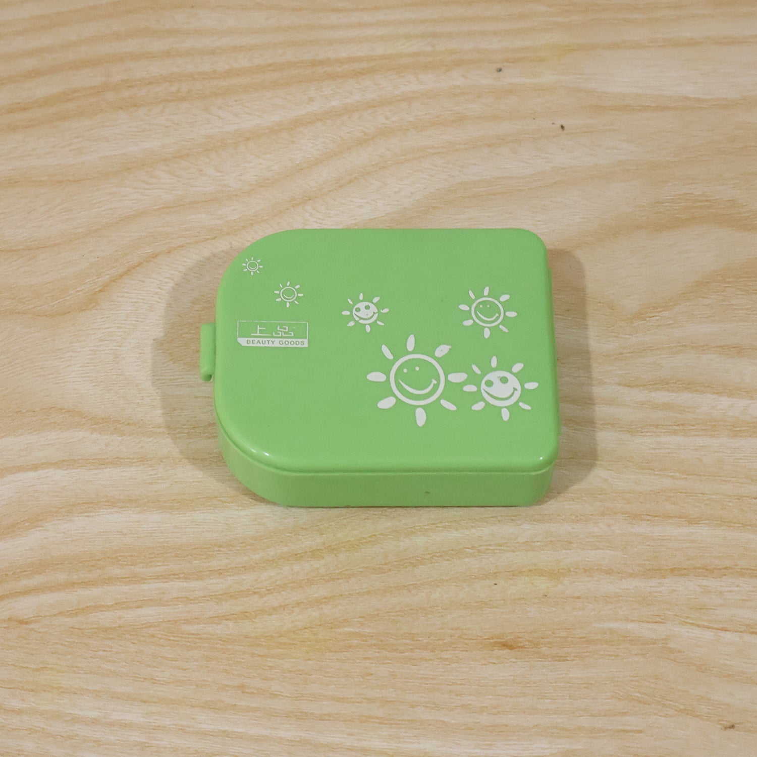 Size reference of the pill organizer box.