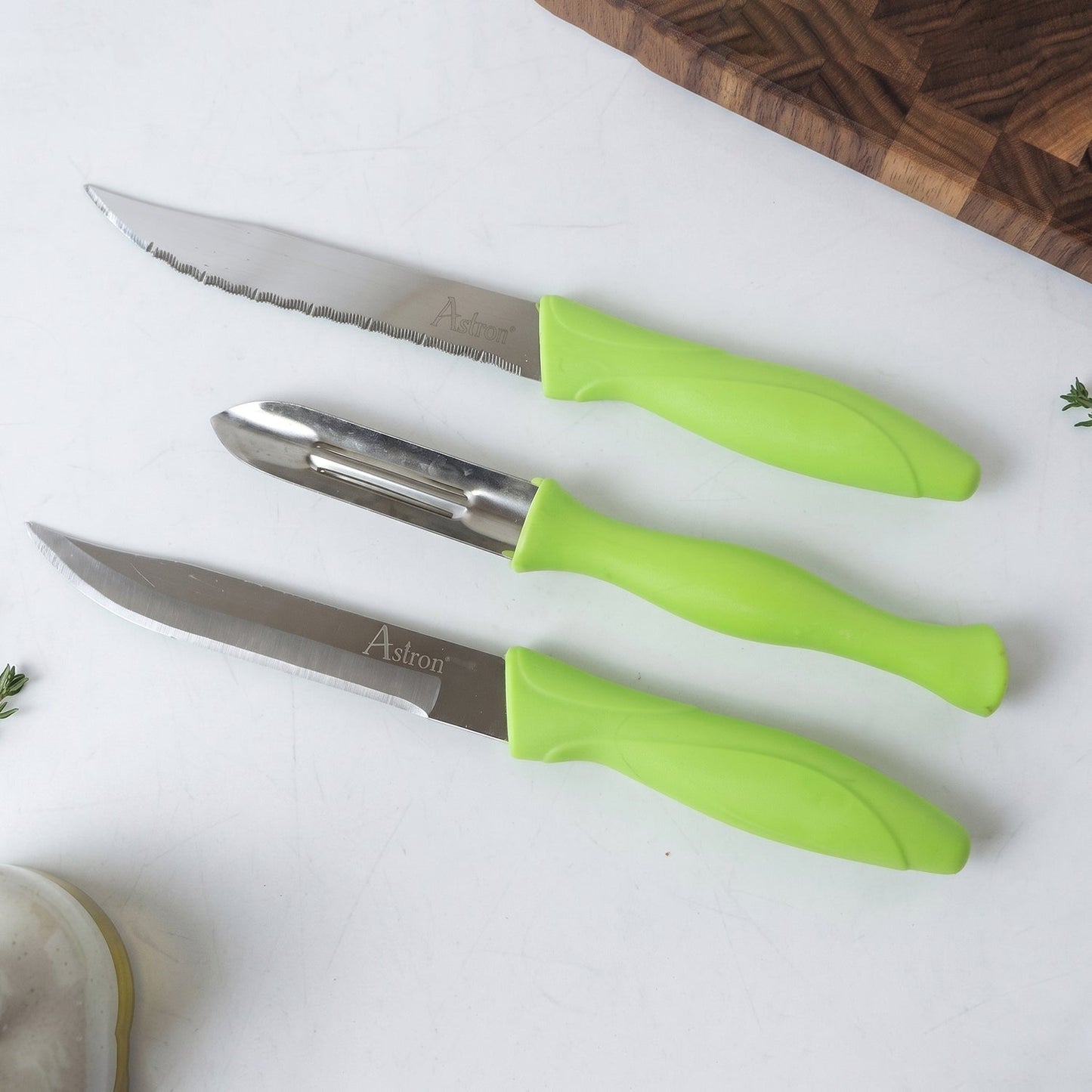 Ergonomic swivel peeler for peeling fruits and vegetables smoothly