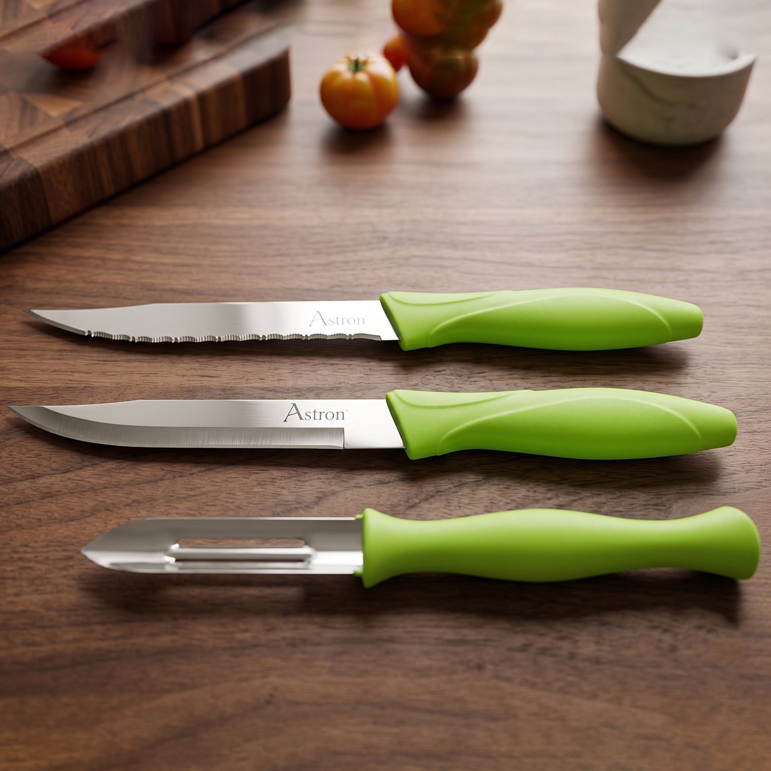 Smooth-edged stainless steel utility knife for kitchen use