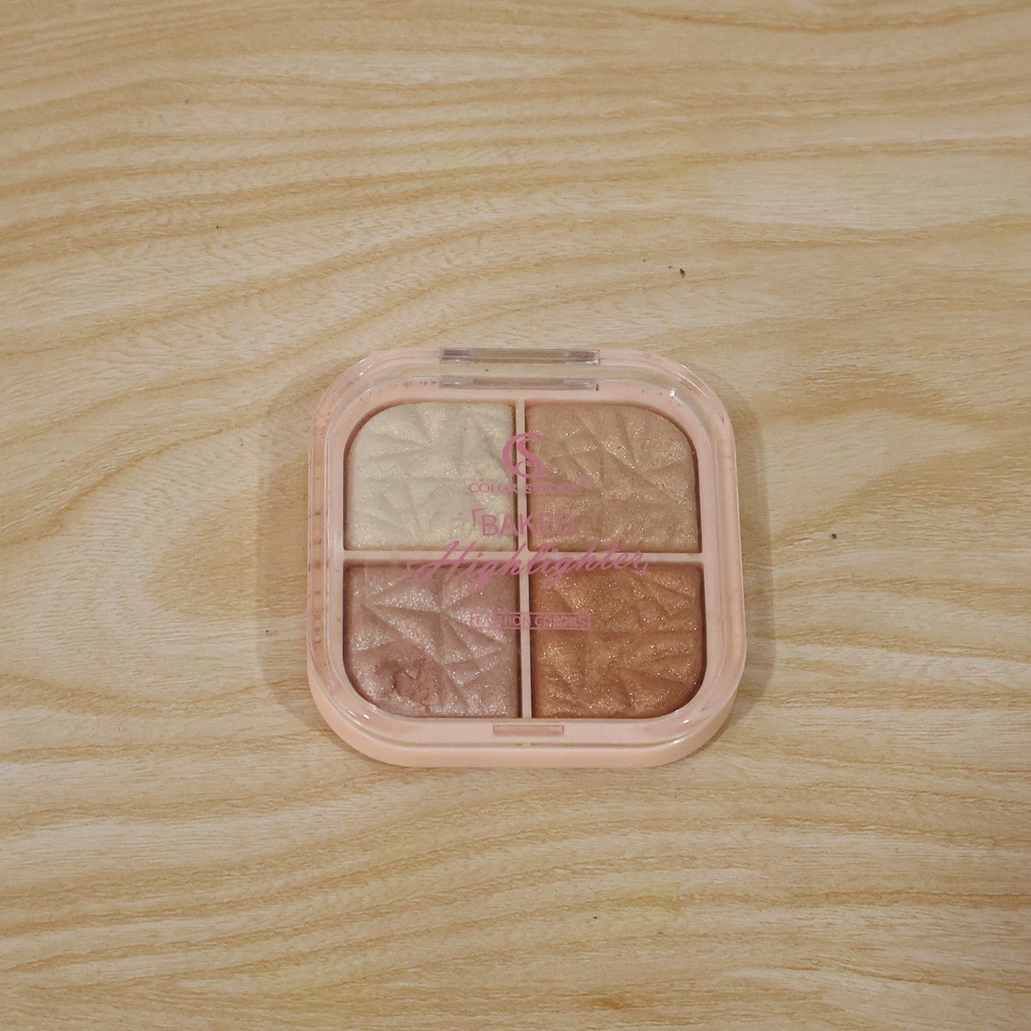 Use of highlighter blusher palette for face highlighting