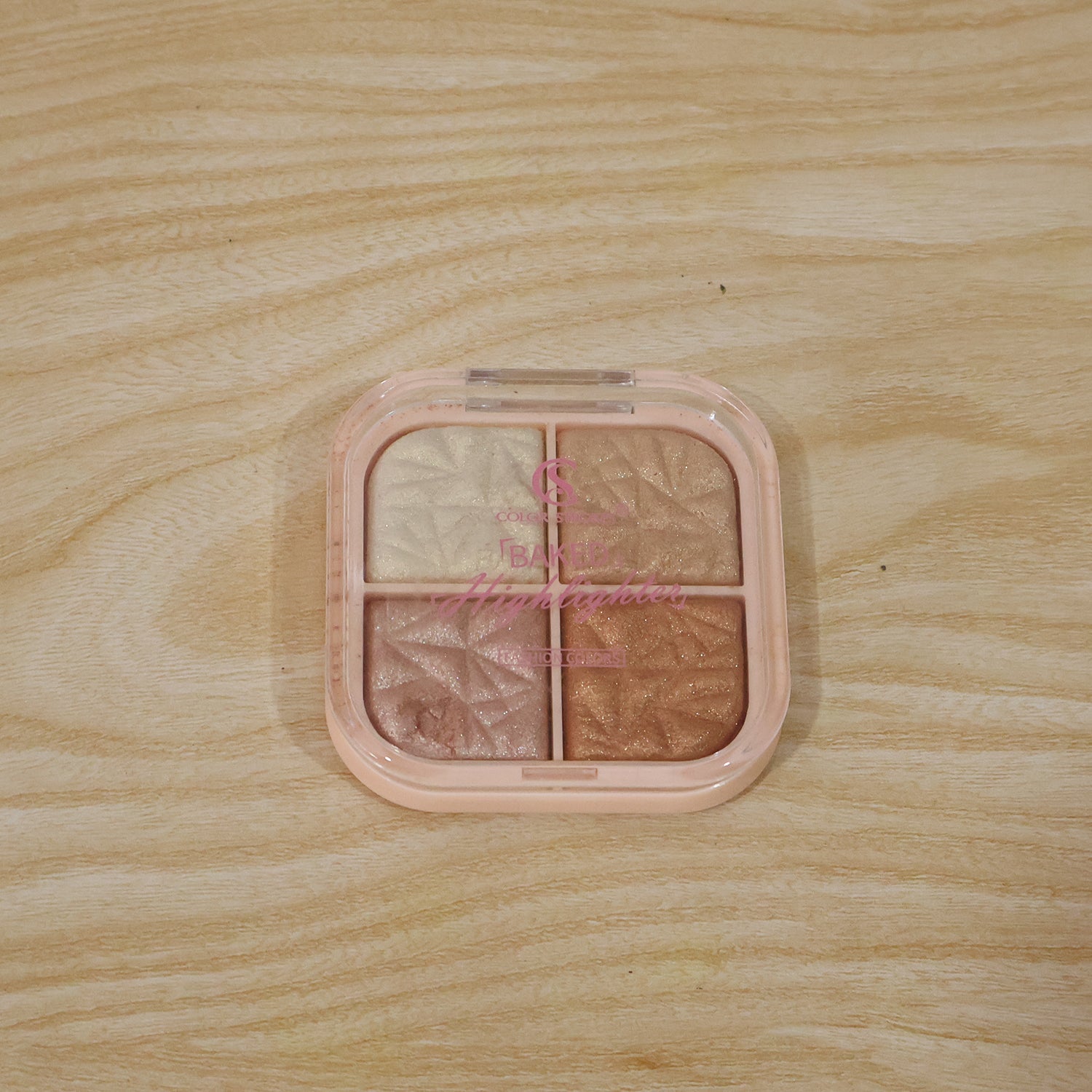 Use of highlighter blusher palette for face highlighting