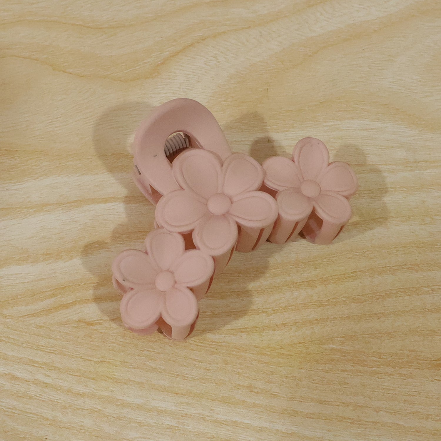 Pack of decorative pink hair claw clips