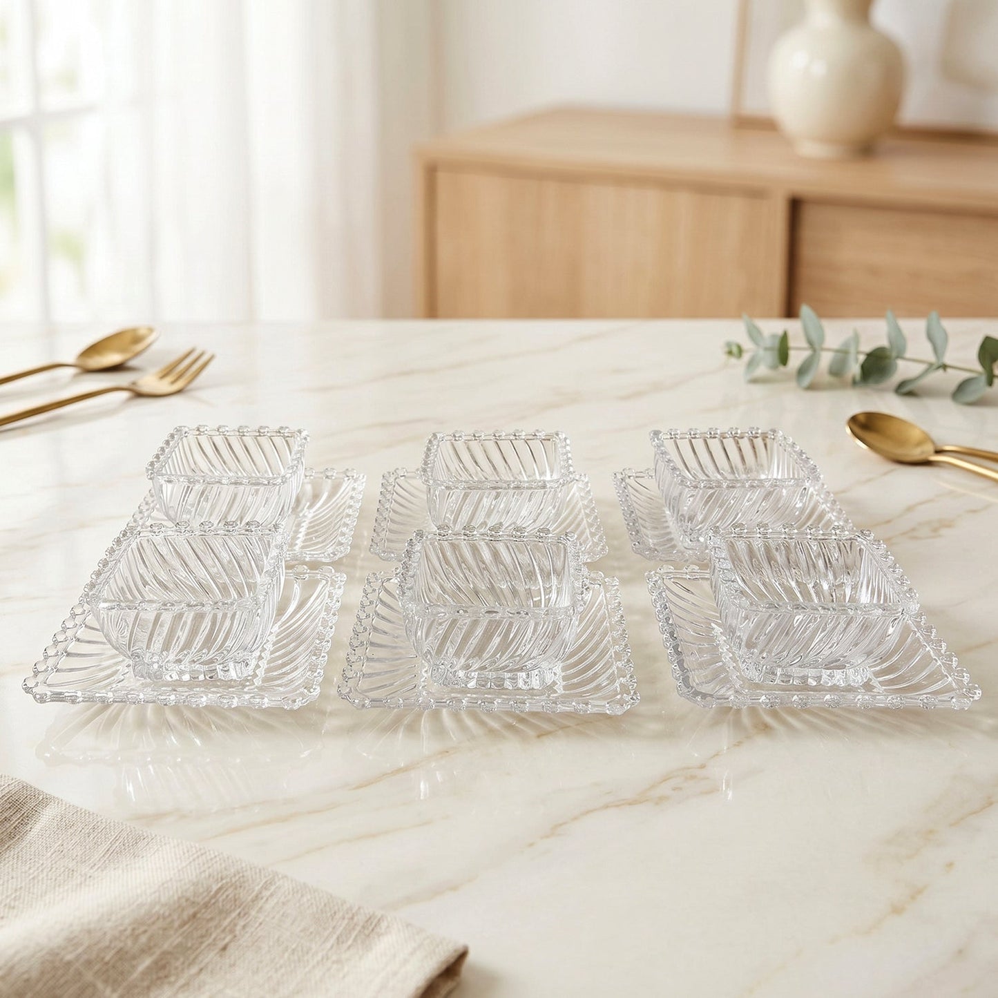 Party-ready transparent glass bowls and plates collection