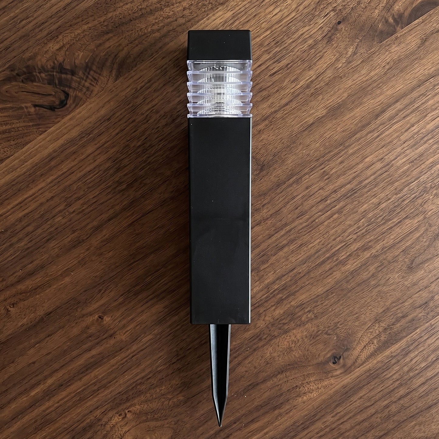 Design of waterproof solar garden lamp suitable for outdoors