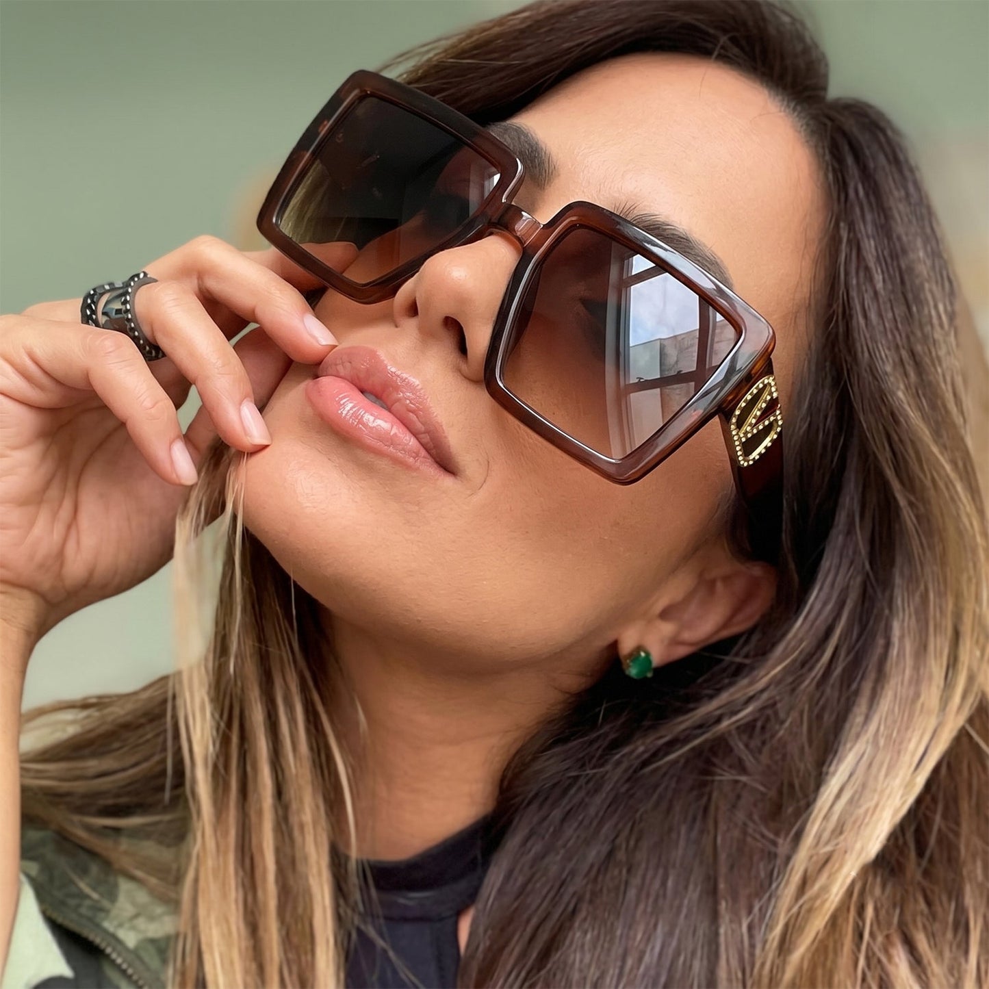Oversized sunglasses detail with trendy style