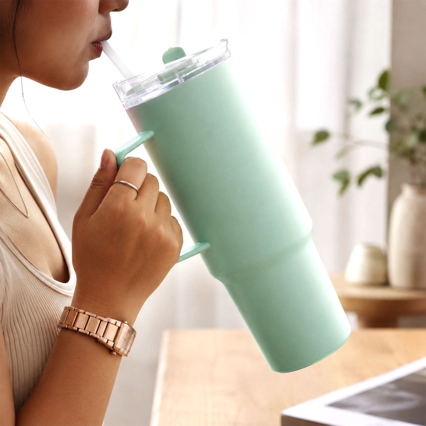 Detailed view of large 1800ml tumbler design